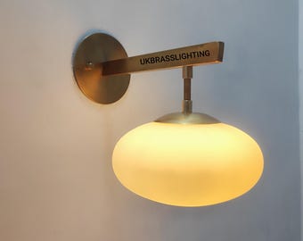 Applique murale moderne Mid-Century avec globe en laiton : éclairage de vanité en verre opale