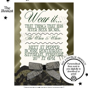 Può includere: Un biglietto d'invito rettangolare con un pannello centrale bianco smerlato su uno sfondo verde oliva scuro. Il testo recita: Wear it... THAT THING THAT HAS NEVER BEEN WORN. The When & Where: MEET AT PEPPER HOUSE RESTAURANT, SATURDAY, FEBRUARY 20TH AT 6PM. Un bordo in pizzo nero e un fiocco scintillante si trovano nella parte inferiore.
