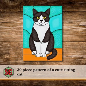 K&ouml;nnte beinhalten: Ein Glasfenster mit einer schwarz-wei&szlig;en Katze mit gelben Augen, vor einem t&uuml;rkis-orangenen Hintergrund. Das Panel befindet sich auf einer Holzoberfl&auml;che. Der Text unten lautet: "39-teiliges Muster einer niedlichen sitzenden Katze."