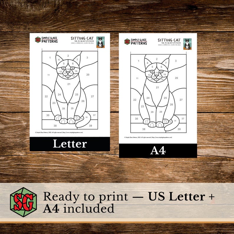 K&ouml;nnte beinhalten: Zwei druckbare Glasmalereimuster mit einem sitzenden Katzendesign, beschriftet mit "Letter" und "A4". Die Muster enthalten nummerierte Abschnitte f&uuml;r die Farbanordnung. Der Text "Ready to print - US Letter + A4 included" ist ebenfalls sichtbar.