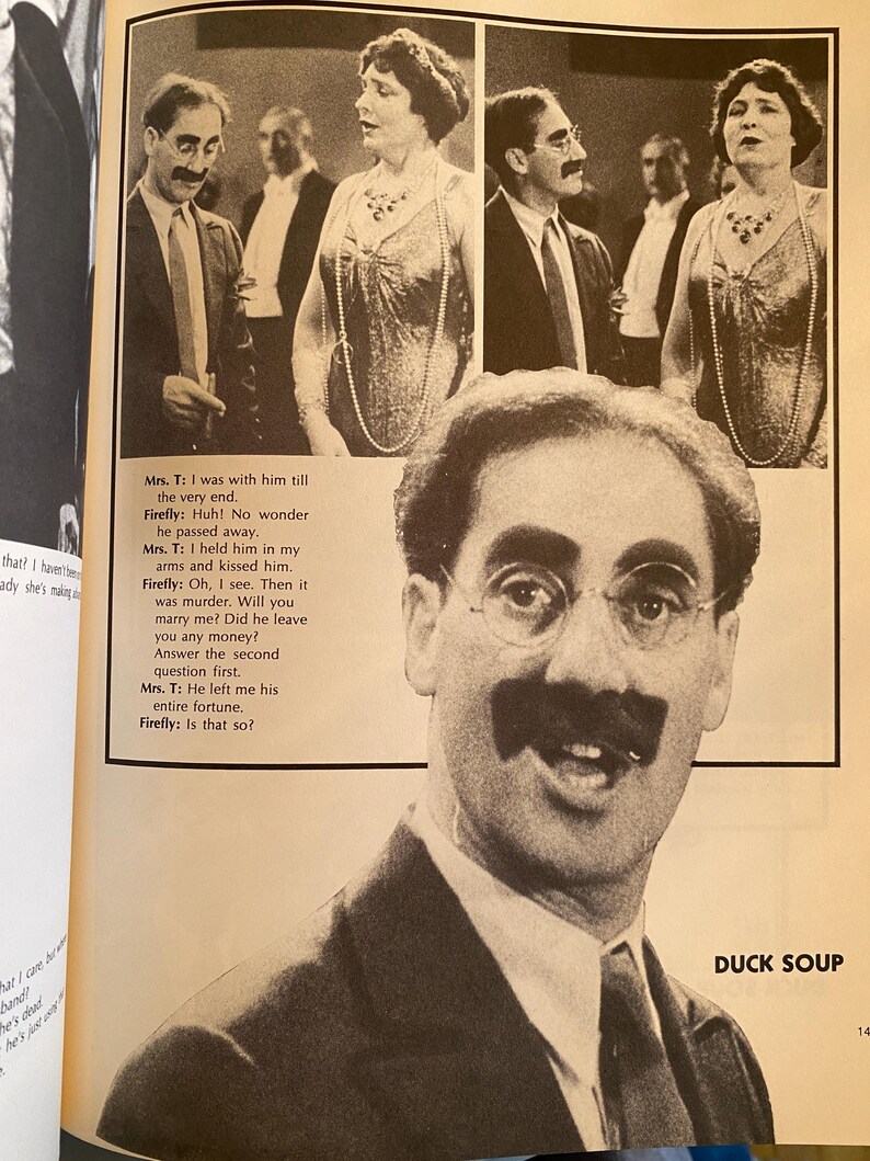 以下が含まれることがあります： 映画「Duck Soup」からの白黒画像。フォーマルな服装の俳優が登場。メガネと大きな口ひげの男性に焦点が当てられています。映画からのテキストも表示されています。