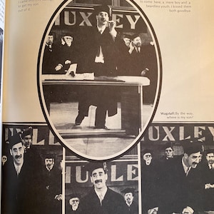 以下が含まれることがあります： 映画「ホースフェザーズ」からの白黒画像。スーツと帽子を身に着けた男性が演台で話しています。映画からのテキストが含まれており、「Wagstaff」という名前と「UXLEY」という単語が表示されています。