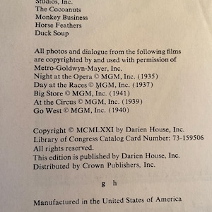 以下が含まれることがあります： 「The Cocoanuts」や「Monkey Business」などの映画タイトルが記載されたテキストが印刷されたページ。著作権情報や出版社の詳細も含まれています。テキストは黒色です。
