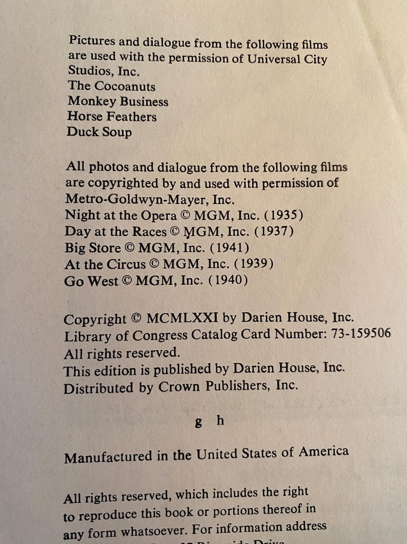 以下が含まれることがあります： 「The Cocoanuts」や「Monkey Business」などの映画タイトルが記載されたテキストが印刷されたページ。著作権情報や出版社の詳細も含まれています。テキストは黒色です。