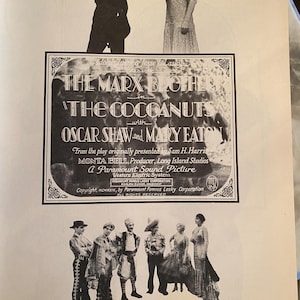以下が含まれることがあります： 白黒画像、マルクス兄弟主演の「ザ・ココナッツ」のヴィンテージ映画広告。ポスターには、映画のタイトル、キャスト、制作の詳細、俳優の衣装姿の写真が掲載されています。