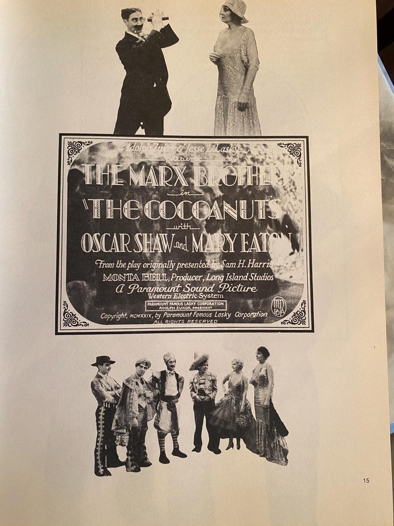 以下が含まれることがあります： 白黒画像、マルクス兄弟主演の「ザ・ココナッツ」のヴィンテージ映画広告。ポスターには、映画のタイトル、キャスト、制作の詳細、俳優の衣装姿の写真が掲載されています。