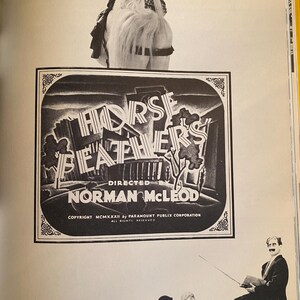 以下が含まれることがあります： 映画「Horse Feathers」からの白黒画像。映画のタイトルと監督名が書かれたポスター。画像には、衣装を着た人物とスーツを着た男性3人も含まれています。