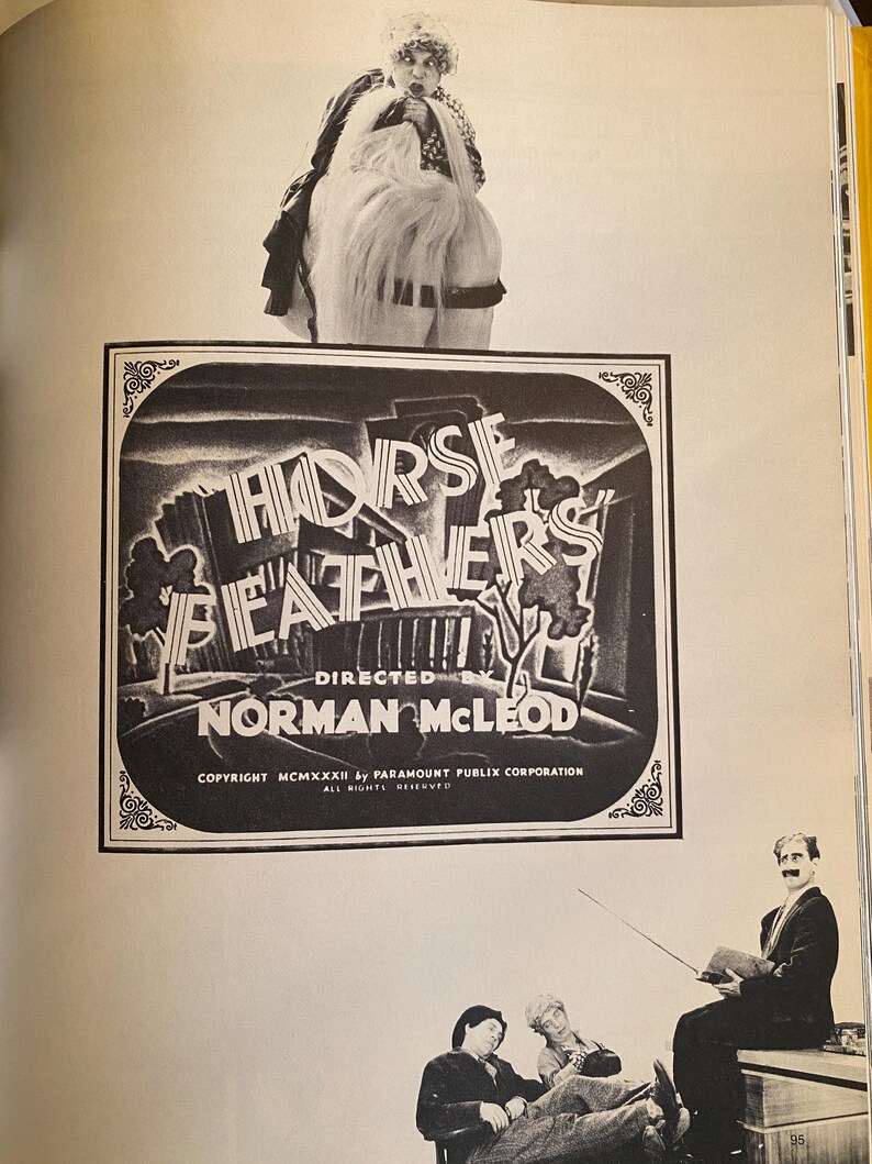 以下が含まれることがあります： 映画「Horse Feathers」からの白黒画像。映画のタイトルと監督名が書かれたポスター。画像には、衣装を着た人物とスーツを着た男性3人も含まれています。