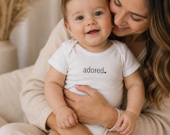 Adored Bio-Babybody, minimalistischer Baby-Strampler, Baby-Dusche-Geschenk, Neugeborenengeschenk, geschlechtsneutrale Babykleidung, Bio-Baumwolle