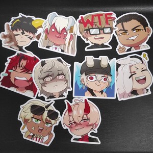 Op de afbeelding: Een verzameling stickers in anime-stijl met verschillende personages met expressieve gezichten en unieke ontwerpen. De stickers tonen een reeks emoties, van vreugde en verbazing tot woede en verwarring. Elke sticker is een unieke illustratie met gedurfde contouren en levendige kleuren.