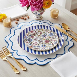 Tovaglietta rotonda in lino ricamata con bordo blu smerlato - Elegante apparecchiatura da tavola fatta a mano