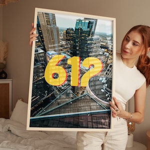 Könnte beinhalten: Ein rustikales Holzschild mit dem Text "Welcome to our home" in weißer Schrift. Das Schild hat eine Used-Optik und ein schlichtes, einladendes Design, ideal für eine Veranda oder einen Eingangsbereich.