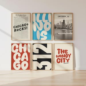 Puede incluir: Seis impresiones artísticas enmarcadas con temática de Chicago. Las impresiones presentan textos como "Chicago Rocks!", "Illinois is", "Chicago, IL", "Chicago", "312" y "The Windy City". La paleta de colores incluye rojo, azul, negro y beige.