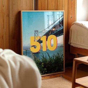 Könnte beinhalten: Handgefertigtes Holzschild mit dem Text "Welcome to our home" in handschriftlichem Stil. Das weiße Schild mit Used-Look hat ein florales Design und ist zum Aufhängen an der Wand gedacht.