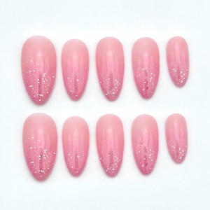 Puede incluir: Una taza de cerámica blanca con un asa negra y el texto "But First, Coffee" en negro y negrita. La taza está sobre una superficie blanca. La taza mide aproximadamente 10 cm de alto.