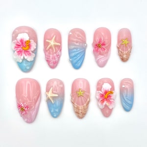 Unghie finte a tema marino: fiori di ibisco 3D, stelle marine, conchiglie, set per le vacanze.