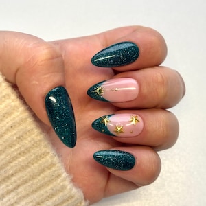Bling Press On Nägel: Smaragd Glitzer Almond Nägel mit Gold Star Charms