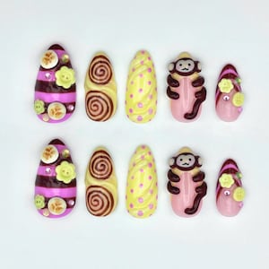Unghie finte Monkey: set di forme miste nei colori giallo, rosa, marrone e a pois.