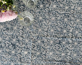 Mantel de algodón estampado a mano con pequeñas flores azules y de mezclilla.