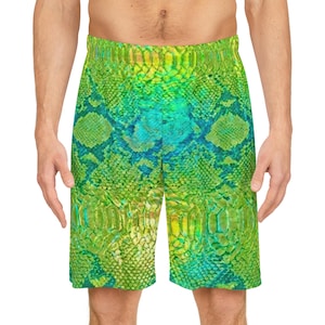 Pode incluir: Calções com padrão de pele de cobra verde e azul. Estes calções, com cintura elástica e design marcante, chegam ao joelho. Feitos de um material leve, são perfeitos para o clima quente.