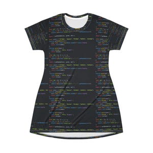 Può includere: Un abito nero a maniche corte con un motivo ripetuto di codice informatico colorato. Il codice è visualizzato in vari colori, tra cui verde, blu e giallo, su uno sfondo scuro. L'abito ha uno scollo tondo e una vestibilità ampia.