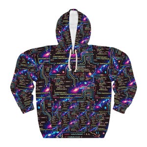 Puede incluir: Una sudadera con capucha con un estampado vibrante en toda la superficie que presenta un diseño de galaxia cósmica con patrones de circuitos y código. La sudadera tiene un interior y un cordón blancos.