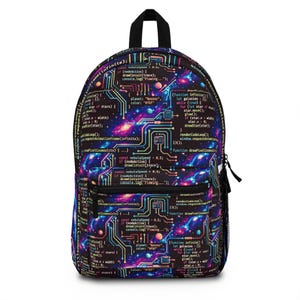 Op de afbeelding: Een zwarte rugzak met een levendig, kleurrijk ontwerp met een kosmische nevel en printplaatpatroon. De rugzak heeft een zwart handvat aan de bovenkant, een voorvak en een zijvak. Het ontwerp bevat codefragmenten en tekst.