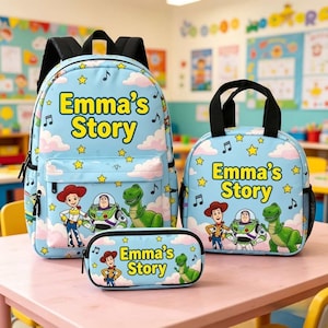 Op de afbeelding: Een lichtblauwe set bestaande uit een rugzak, lunchtas en etui met een patroon van lucht, wolken, sterren en muzieknoten. Elk item toont de tekst "Emma's Story" in het geel en illustraties van Woody, Buzz Lightyear en Rex.