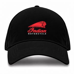 Op de afbeelding: Een zwarte baseballpet met het rode Indian Motorcycle logo en de tekst op de voorzijde. De pet heeft een gestructureerde kroon, een gebogen klep met zichtbare stiksels en een klassiek ontwerp met zes panelen en een knoop bovenop.