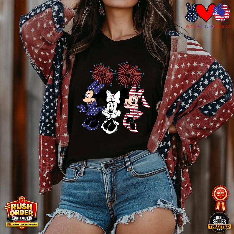 Puede incluir: Camiseta negra con tres personajes de dibujos animados con trajes patri&oacute;ticos y fuegos artificiales. La persona lleva una chaqueta estampada con estrellas y pantalones cortos de mezclilla. La imagen tiene un tema patri&oacute;tico.