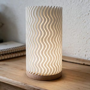 Luminária de mesa USB com intensidade de luz ajustável e base em madeira de faia – aletas curvas, 3 cores de luz, impressa em 3D | Luminária de mesa e de leitura