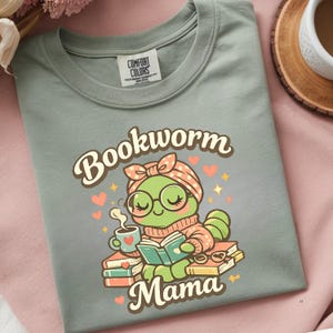 Bookworm Mama Shirt – Cute Reading Mom Tee | Mother’s Day Gift for Book Lover Mom, Cozy Reader Shirt afbeelding 7