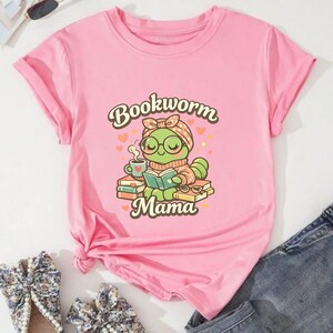 Bookworm Mama Shirt – Cute Reading Mom Tee | Mother’s Day Gift for Book Lover Mom, Cozy Reader Shirt afbeelding 3