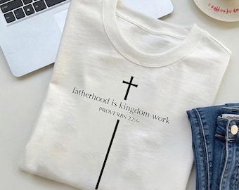 Camiseta "La paternidad es obra del Reino", Camiseta para papá cristiano, Camiseta con Proverbios 22:6, Camiseta para padre con valores religiosos, Regalo religioso para el Día del Padre.