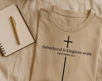 Sudadera "La paternidad es obra del Reino", camiseta para papá cristiano, camiseta con Proverbios 22:6, camiseta para padre con valores religiosos, regalo religioso para el Día del Padre.