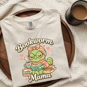 Bookworm Mama Shirt – Cute Reading Mom Tee | Mother’s Day Gift for Book Lover Mom, Cozy Reader Shirt afbeelding 1
