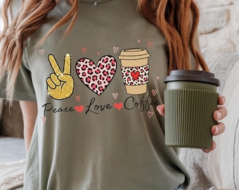 Camiseta Peace Love Coffee Leopard Heart, para amantes del café.