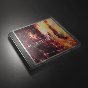 Puede incluir: Una caja de CD con la portada del álbum "I Brought You My Bullets, You Brought Me Your Love" de My Chemical Romance. La portada tiene un diseño oscuro y texturizado con tonos de rojo, naranja y marrón. El nombre de la banda y el título del álbum están impresos.