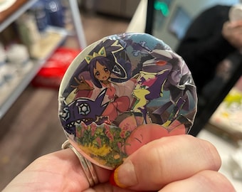 Handgemaakte Pokémon-kaartcollagepin - Iris, Genesect, & Friends | Geüpcycleerde TCG-knop van 2,25 inch | Uniek kunstaccessoire voor trainers