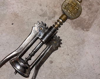 Vintage messing kurkentrekker wijnflesopener met wapenschild, vintage messing flesopener, vintage baraccessoire, messing bargerei uit het midden van de eeuw