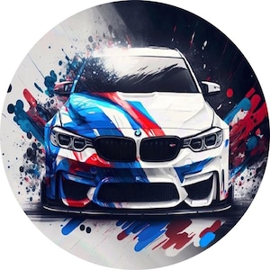 Op de afbeelding: Digitale illustratie van een witte sportwagen met blauwe, rode en witte verfspetters. De auto heeft zwarte roosters en koplampen. Het is een BMW.