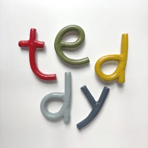 Lettres en argile | Plaque nominative personnalisée pour chambre d'enfant ou de bébé | Arc-en-ciel primaire