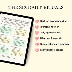 Op de afbeelding: Een digitale tablet toont "De Zes Dagelijkse Rituelen" voor sterkere relaties. Het scherm toont zes stappen, waaronder start-of-day connection, dagelijkse waardering en intentionele nabijheid, met roze hartpictogrammen.