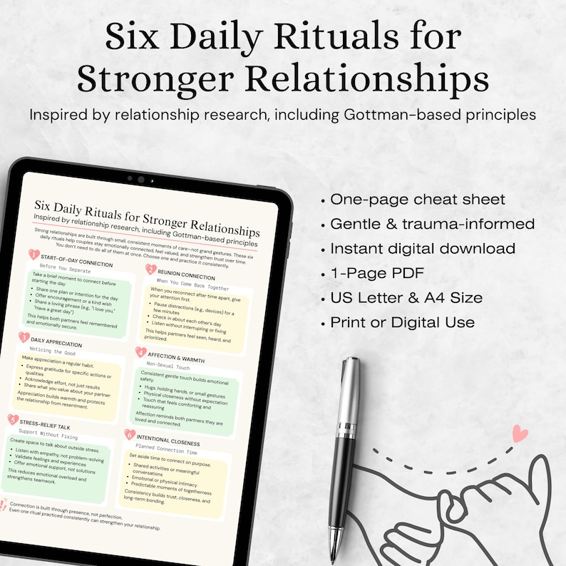 Op de afbeelding: Een digitale download met de titel "Six Daily Rituals for Stronger Relationships" wordt weergegeven op een tablet. De afbeelding bevat een pen, een hartillustratie en tekst over relatieonderzoek en Gottman-gebaseerde principes.