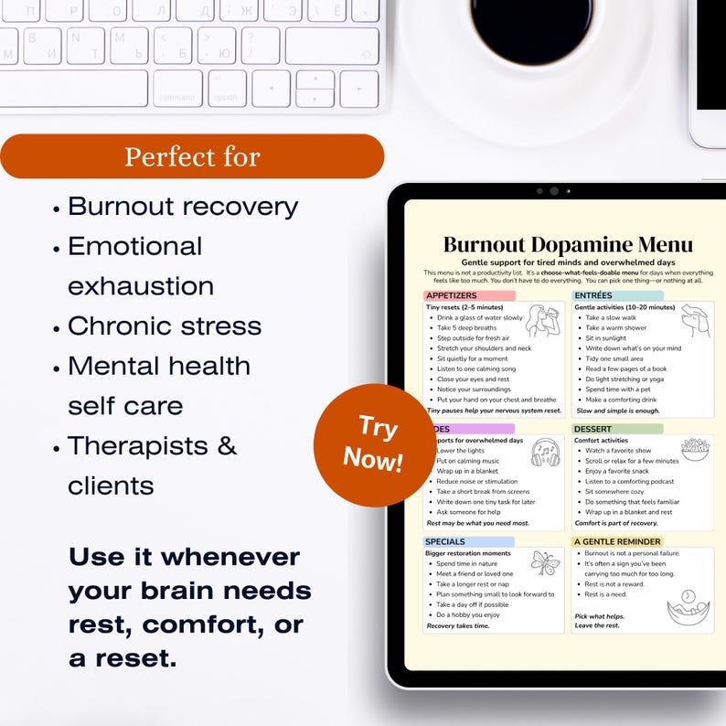 K&ouml;nnte beinhalten: Ein Tablet zeigt ein "Burnout Dopamin Men&uuml;" mit Tipps zur Bew&auml;ltigung von Stress und Ersch&ouml;pfung. Das Men&uuml; ist in Abschnitte wie Vorspeisen und Hauptgerichte unterteilt. Eine Tastatur und ein Telefon sind ebenfalls sichtbar.