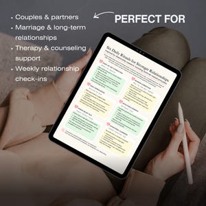 Op de afbeelding: Een tablet met "Six Daily Rituals for Stronger Relationships", ontworpen voor koppels. Het document bevat secties over dagelijkse waardering en intentionele intimiteit. De tablet wordt door een persoon vastgehouden.