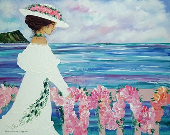 Puede incluir: Una mujer con un vestido blanco y un sombrero de ala ancha con flores rosas se encuentra junto a una barandilla con flores rosas que cuelgan por el lado. El océano está en el fondo con una montaña en la distancia.