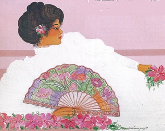 Puede incluir: Una mujer con un vestido blanco, un abanico floral y un ramo de flores rosas. El fondo es rosa claro con rayas blancas.