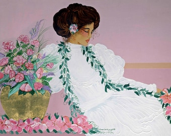 Puede incluir: Una pintura de una mujer con un vestido blanco y un collar de hojas verdes. Está sentada con la cabeza baja, y hay un ramo de flores rosas en un jarrón dorado a su lado.