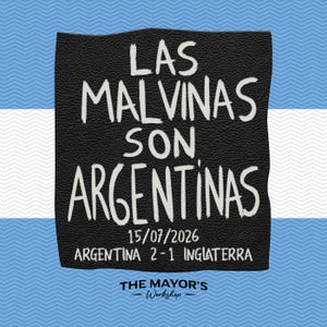 May include: A black rectangular sign with a textured surface featuring the white text LAS MALVINAS SON ARGENTINAS, 15/07/2026, ARGENTINA 2-1 INGLATERRA, and THE MAYOR'S Workshop, set against a background of horizontal light blue and white stripes.